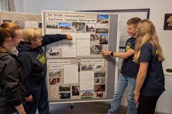 Drei-Brüder-Schacht: Schüler tauchen in die Welt des Bergbaus im Erzgebirge ein - Ronja Neumann, Martina Kilian, Colin Hirschbach und Helene Meyer (v.l.) stellten das Bergbauprojekt der Schule vor.