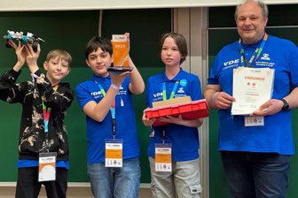 Drei Chemnitzer Schüler haben es bei einem internationalen Roboterwettbewerb ins Deutschlandfinale geschafft. - Die Sieger Fabian Fuchs, Kurt Baumbach, Teo Rouhento mit Teamcoach Uwe Baumbach (von links).