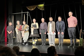 Drei Clowns, ein Klassiker: So überraschend ist „Kohlhaas“ im Zwickauer Gewandhaus - Nach 90 Spielminuten sind die Masken abgenommen, das ganze „Kohlhaas“-Team steht auf der Bühne und das Publikum ist ganz aus dem Häuschen vor Begeisterung.