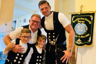 Drei Dachdecker-Generationen auf einen Blick: Erzgebirger leben Handwerkstradition seit 125 Jahren - Dieses Bild vereint drei Dachdecker-Generationen: Rüdiger Schwarz zog bei der Gesellenfreisprechung mit Schwiegersohn Raffael Groschupf und seinen Enkeln Matheo und Emilio die Blicke auf sich. Die Flachdach GmbH aus Schwarzenberg blickt auf eine 125-jährige Firmentradition zurück.