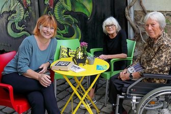 Drei Damen, die Kunst und der Verlust - "Die Beiers" - Lydia Schönberg, Christine Beier und Gudrun Beier (v. l.) - es geht weiter mit Kunst & Kneipe im Ratskellergässchen von Schwarzenberg. "Aufgeben ist keine Option", heißt es.