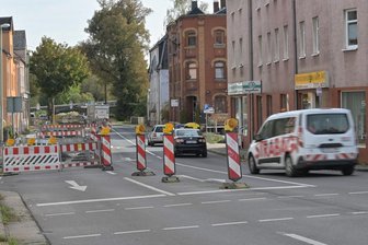 Drei Dauerbaustellen südlich von Zwickau: Wann sie voraussichtlich enden - Richtung Süden rollt der Verkehr auf der B 93 in Wilkau-Haßlau, in der Gegenrichtung muss die Umleitung über Vielau genommen werden. Grund der halbseitigen Sperrung ist das Verlegen einer Gasleitung. Die Baustelle bestimmt den Verkehr voraussichtlich noch bis Weihnachten.