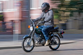 Drei Diebstähle innerhalb von nicht einmal 24 Stunden: Diebe haben es in Crimmitschau und Meerane auf Mopeds der Marke Simson und Schwalbe abgesehen - Mopeds vom Typ Simson S 51 haben unbekannte Täter in Crimmitschau und Meerane gestohlen.