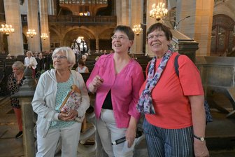 Drei Dinge, die Sie noch nicht über den Zwickauer Dom wussten - Elke Windisch (Mitte) führte die Besucherinnen und Besucher am Samstag durch den Dom.