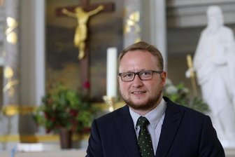Drei Dörfer bekommen nach fünf Jahren einen neuen Pfarrer - Philipp Körner wird künftig regelmäßig in der Niederlungwitzer Kirche Gottesdienste halten.