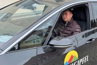 Drei E-Autos für alle: Wie das Sonnengipfel-Projekt in Gornau funktioniert - Mike Baldauf vor dem Start am Rathaus in Gornau.