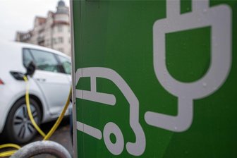 Drei E-Ladestellen in Oelsnitz kommen – aber keine am Markt - In der Oelsnitzer Innenstadt sind drei E-Ladestellen an Straßenlampen geplant. Am Markt gibt es keine.