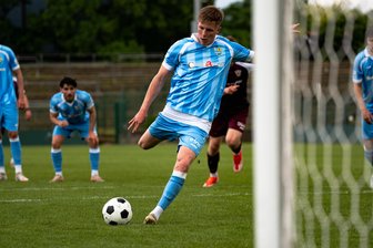 Drei Elfmeter in einer Partie: Chemnitzer FC und BFC Dynamo trennen sich 2:2 - Johannes Pistol brachte den Chemnitzer FC beim BFC Dynamo in der 32. Minute vom Elfmeterpunkt mit 1:0 in Führung.