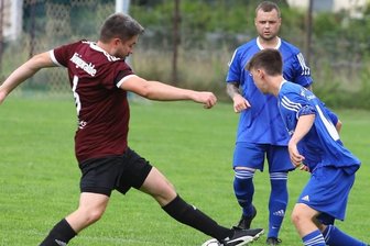 Drei Erzgebirgsligisten fliegen raus - Für Stefan Langer (l.) und den FV Königswalde ist die Pokalsaison bereits nach der Ausscheidungsrunde vorbei. Gegen den SV Crottendorf (mit Darius Hunger) unterlagen die Königswalder mit 1:4. 