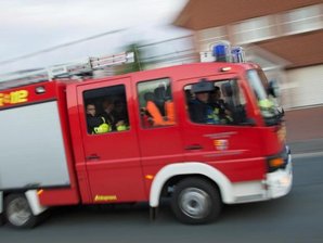 Drei Fahrzeuge in Brand: Polizei ermittelt gegen Jugendlichen - Wie die Polizei am Sonntag mitteilte, brachen in den frühen Morgenstunden im Ortsteil Markersdorf aus bislang unbekannten Gründen innerhalb von rund 45 Minuten Feuer an einem Lkw, einem Pkw sowie einem Motorrad aus.