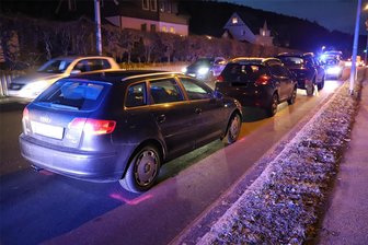 Drei Fahrzeuge kollidieren auf B 169 im Erzgebirge - 10.000 Euro Schaden und zwei Mädchen verletzt - Drei Fahrzeuge sind am Dienstag in einen Unfall auf der B 169 in Bad Schlema verwickelt gewesen.