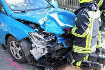 Drei Fahrzeuge zusammengestoßen - Ein schwerer Unfall hat sich am Freitagmittag in Bernsbach ereignet.