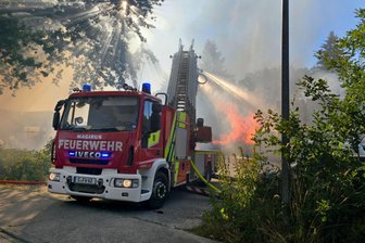 Drei Feuerwehrleute bei Lagerhallenbrand in Chemnitz verletzt - Die Feuerwehr versucht, angrenzende Gebäude zu retten.