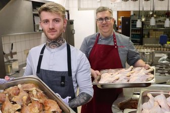 Drei-Gänge-Festmenü für Bedürftige - Koch Moritz Schneider (l.) und der stellvertretende Küchenchef Jörn Stolba braten derzeit unzählige Entenkeulen, um bedürftigen Menschen eine Freude zu bereiten. 