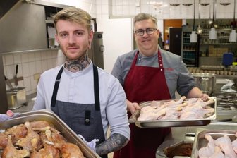 Drei-Gänge-Festmenü für Bedürftige - Koch Moritz Schneider (l.) und der stellvertretende Küchenchef Jörn Stolba braten derzeit unzählige Entenkeulen, um bedürftigen Menschen eine Freude zu bereiten. 