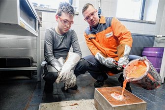 Drei-Gänge-Menü und Social Media: So kämpfen Unternehmen um Auszubildende - Patrick Meyer, Ausbildungsleiter bei Sachsen Guss in Wittgensdorf, gab Raphael Päßler vor drei Jahren bei der Woche der offenen Unternehmen einen Einblick in die Lehrgießerei des Unternehmens.