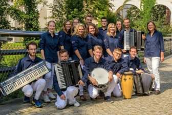 Drei Gartenkonzerte am Stadttheater in Glauchau geplant - Das Akkordeonorchester Tacctart gastiert am Sonntag am Stadttheater in Glauchau zum Gartenkonzert.