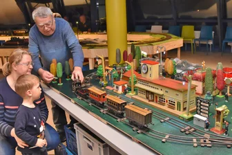 Drei Geheimtipps abseits der großen Bergparade in Freiberg - Jochen Winkler weiht Interessenten beim Familiennachmittag in der Heubner-Halle an der Dörnerzaunstraße wie hier bei der Veranstaltung im vorigen Jahr gern in die Modellbahnwelt ein.