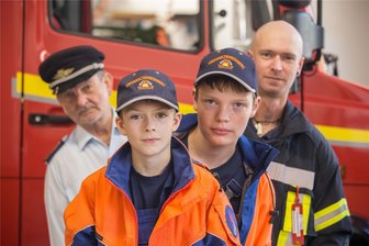 Drei Generationen - eine Leidenschaft: Niederschmiedeberger begeistern sich für die Feuerwehr - Drei Generationen, eine Feuerwehr: Yven Schönherr, Leon Hetze, Maunel und Jürgen Schönherr (von vorn).