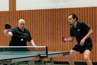 Drei gute Doppel reichen nicht aus: Tischtennisspieler der HSG Mittweida unterliegen dem Spitzenreiter - Frank Reiß (l.) und Tommy Goldbach gewannen ihr gemeinsames Doppel, doch in den Einzelrunden holten die Tischtennisspieler der HSG dann zu wenig Punkte.