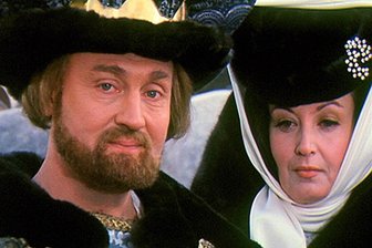„Drei Haselnüsse für Aschenbrödel“: Die schöne Märchenkönigin Karin Lesch ist tot - Im Film „Drei Haselnüsse für Aschenbrödel“ spielte sie die Märchenkönigin. Nun ist Karin Lesch im Alter von 89 Jahren verstorben.
