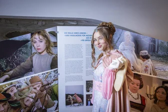 Drei Haselnüsse für Aschenbrödel: Klage gegen Sachsen geht in die nächste Runde - In einer Sonderausstellung hat sich Schloss Moritzburg dem Leben der tschechischen Schauspielerin Libuše Šafránková gewidmet, der Hauptdarstellerin des 1973 verfilmten Märchens „Drei Haselnüsse für Aschenbrödel“. Der Sohn der Schauspielerin sieht durch diese Ausstellung aber die Persönlichkeitsrechte seiner Mutter verletzt.