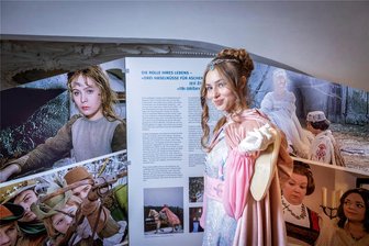 Drei Haselnüsse für Aschenbrödel: Sohn der Hauptdarstellerin verklagt Sachsen - In einer Sonderausstellung widmet sich Schloss Moritzburg dem Leben der tschechischen Schauspielerin Libuše Šafránková, der Hauptdarstellerin in dem 1973 verfilmten Märchen „Drei Haselnüsse für Aschenbrödel“.