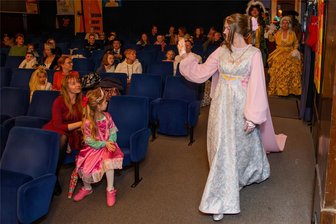 Drei Haselnüsse für Aschenbrödel: Walking-Act sorgt im originalgetreuen Ballkleid in Frankenberg für einen Wow-Effekt - Jasmin Großmann in der Rolle des Aschenbrödel eröffnete am Sonntag im Kino Welt-Theater in Frankenberg im originalgetreuen Kleid den Ball.