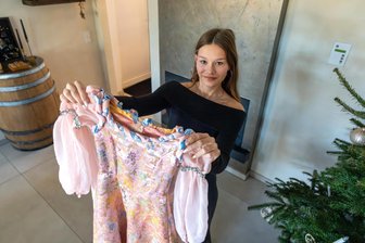 „Drei Haselnüsse für Aschenbrödel“ – Was eine Aufführung des Kultfilms in der Chemnitzer Stadthalle so besonders macht - Melina Scheithauer ist „Drei-Haselnüsse für Aschenbrödel“-Fan, seit sie vier Jahre alt ist. Als Kind hatte ihr ihre Oma ein selbst genähtes Kleid als Faschingskostüm geschenkt, das sie bis heute aufgehoben hat.