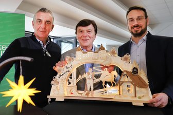 „Drei Haselnüsse für Aschenbrödel“: Wenn nicht nur Märchenprinz und Fußball-Legende Gänsehaut bekommen - Fast wie im Märchen: Pavel Trávníček (M.), der Prinz aus „Drei Haselnüsse für Aschenbrödel“, trifft mit Stefan Bertram (r.) von der Saico GmbH Dynamo-Legende Ralf Minge – drei der Hauptakteure des Adventskonzerts in Dresden.