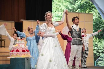Drei Haselnüsse für Aschenbrödel: Winterklassiker wird zum Sommermärchen in Bad Elster - Sandra Maria Huimann (Mitte) und Maximilian Bendl (rechts) spielten Aschenbrödel und den Prinzen im Familienmusical „Drei Haselnüsse für Aschenbrödel“ im Naturtheater Bad Elster.
