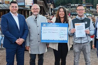 Drei Herzensprojekte prämiert - Der Judoverein Rodewisch überzeugte die Jury mit seinem Projekt "Wir sind für dich da. Raus aus der Isolation 2.0", mit dem auf die Missstände nach der Coronapandemie eingegangen wurde. Den Scheck für ihren Verein nahmen Isabel Haugk (Mitte, Hauptinitiatorin) und Peter Reich (Zweiter von rechts) entgegen.