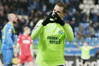 Drei Himmelblaue Punkte in solargrünen Trikots: Chemnitz besiegt Cottbus 4:0 - Schütze zum 1:0: Anton Fink.