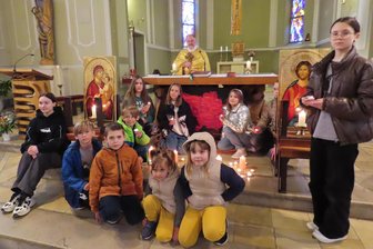 Drei Jahre Angriffskrieg Russlands auf die Ukraine: Gottesdienst mit Friedensgebet in Werdau - Der ukrainische Pastor Bogdan Luka hat das Friedensgebet in der katholischen Kirche Werdau abgehalten. Gemeinsam mit Kindern wurden Gedenkkerzen entzündet.