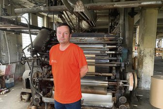 Drei Jahre nach dem Ibug-Gastspiel in Flöha: Was von der Kunst geblieben ist - Aiko Rehwagen an der Bürstenstreichmaschine aus den 1920er- oder 1930er-Jahren, mit der Rohpapier weiß gefärbt wurde und die ihn sozusagen als aktives Vereinsmitglied zur Ibug führte.