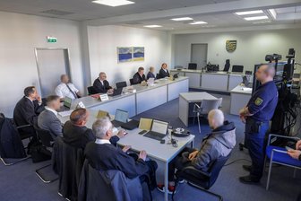 Drei Jahre nach rechtsextremem Angriff auf Regionalzug in Glauchau: Gericht spricht zwei Angeklagte frei - Sechs Anwälte und vier Angeklagte sind erschienen. Da wurde es im Gerichtssaal eng.