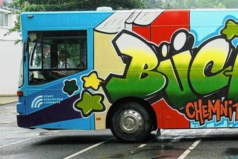 Drei Jahre ohne Bücherbus in Chemnitz: Jetzt kündigt sich der neue an - Ein Bild aus der Zeit, als der alte Bücherbus noch fuhr. Ab 2025 soll es eine neue Fahrbibliothek geben.