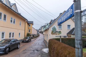Drei Jahre Schotterpiste: Straße im Erzgebirge erhält endlich Asphalt - Die Innere Bergstraße in Thalheim ist seit drei Jahren eine Schotterpiste.
