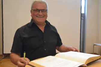 Drei Jahrzehnte im Oederaner Stadtrat: Diese Männer haben die Goldene Ehrennadel bekommen - Jürgen Veit (Fraktion Freie Wähler) ist nach 30 Jahren aus dem Oederaner Stadtrat ausgeschieden. Zum Abschluss trug er sich in das Goldene Buch der Stadt ein.