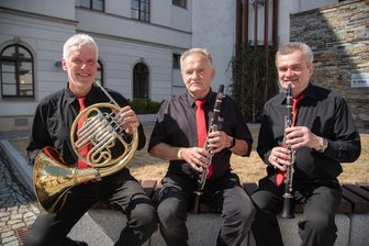 Drei Jahrzehnte Leidenschaft: Wie diese drei Musiker der Stadtkapelle Oelsnitz ihre Heimat zum Klingen bringen - Torsten Rustler (links), Gert Tröger (Mitte) und Thomas Schuch sind die ältesten aktiven Mitglieder der Stadtkapelle Oelsnitz.