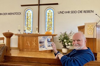 Drei Jubiläen in einem Jahr: Wie der Methodismus ins Erzgebirge kam - Pastor Stefan Gerisch, seit 2019 in Grünhain, zeigt die kleine Chronik, die im Festjahr über die Kirchgemeinde entstanden ist und ausführlich informiert.
