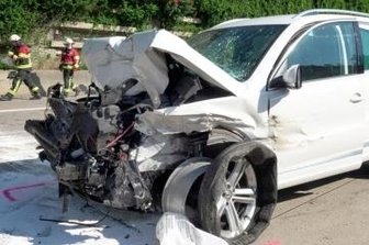 Drei Kinder und zwei Erwachsene schwer verletzt - Ersten Erkenntnissen zufolge war der VW auf das Heck eines Lastwagens aufgefahren. Alle fünf Insassen wurden schwer verletzt ins Krankenhaus gebracht.