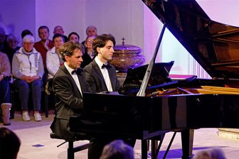 Drei Konzerte, dreimal volle Kirche in Lichtenstein: Wie schaffen die Kaufmann-Brüder das? - Markus (links) und Pascal Kaufmann hatten für die Konzerte etxtra einen Steinway-Flügel nach Lichtenstein transportieren lassen.