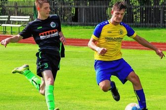 Drei Kreisligisten gelingt Überraschung - Nils Böhme von der SpG Markneukirchen/Wernitzgrün (rechts) behauptet hier den Ball gegen Josua Dunger (Merkur Oelsnitz II). Doch Oelsnitz schaffte mit einem 2:0-Sieg den Sprung in die nächste Runde.