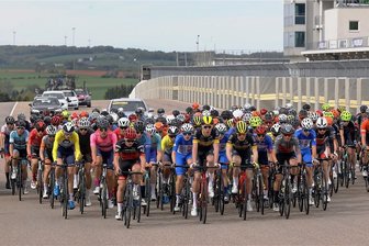 Drei-Ländermeisterschaft der Radsportler: Deutsche dominieren auf dem Sachsenring - Beim Start waren sie noch alle dicht beisammen: 148 Radfahrer nahmen an der Drei-Länder-Meisterschaft auf dem Sachsenring teil.