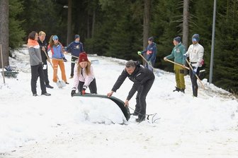 Drei Langlaufdamen sagen tschüss am Fichtelberg - Hier packen die Sportler selbst noch mit an: Anne Winkler und Geschäftsführer Christian Freitag (vorn) bei der Präparation der Loipe. 