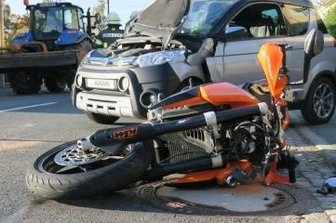 Drei Leichtverletzte bei Unfall auf B 93 - Ein Motorrad und ein Leichtkraftfahrzeug stießen in Silberstraße zusammen.