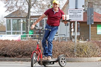Drei Leinwände, Service auf Skates: Dieses Autokino in Westsachsen ist deutschlandweit einmalig - Eine Proberunde für den Fotografen: Kino-Betreiber Andreas Osse ist mittlerweile nicht mehr oft auf Inline-Skates, sondern meist mit einem Dreirad im Gelände unterwegs.