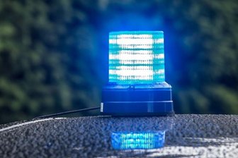 Drei Männer beschädigen Straßenbahn-Haltestelle in Zwickau -