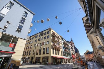 Drei Männer in Chemnitzer Innenstadt ausgeraubt: Polizei stellt zwei Verdächtige - In der Inneren Klosterstraße griff ein Trio zwei Männer an. Dabei erbeuteten sie eine Zigarettenschachtel.